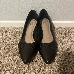 Clarks leather pointed toe kitten heels * sold on other platform